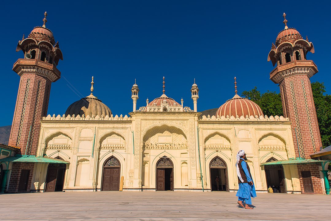 1079px-Shahi_mosque,_Chitral