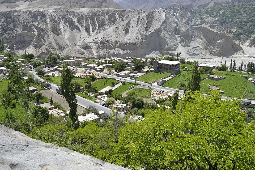 1080px-Ganish_hunza_in_summers