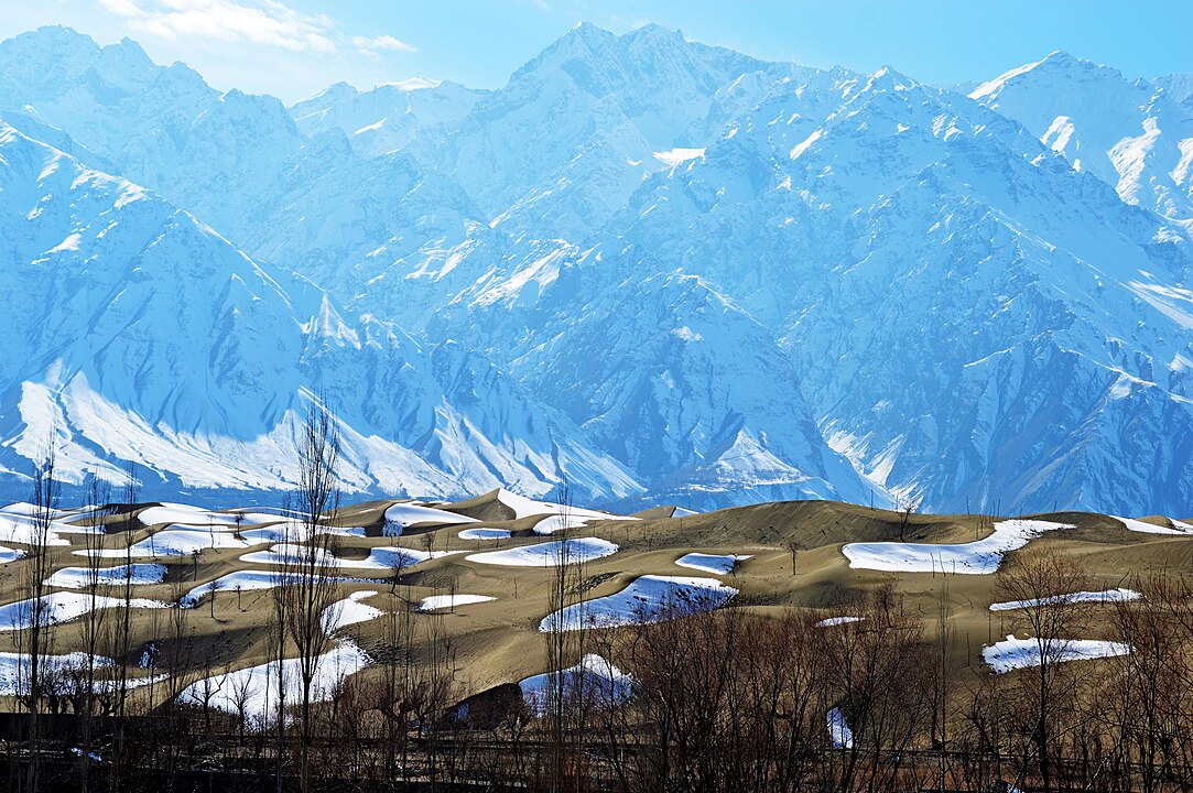 1083px-Unexpected_Snow_in_Katpana_Skardu