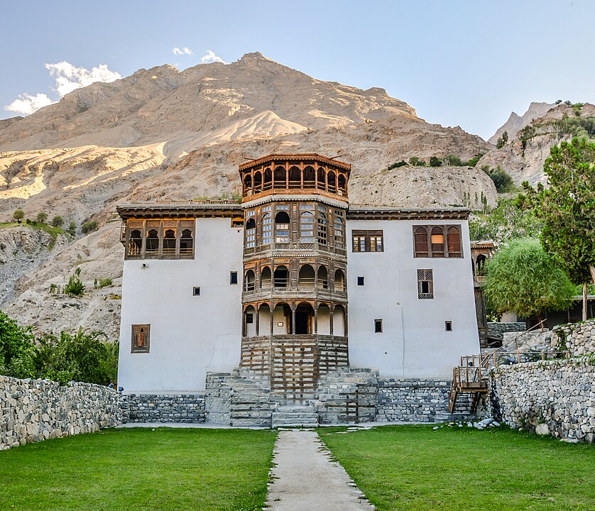 838px-View_of_main_entrance_of_Khaplu_Palace